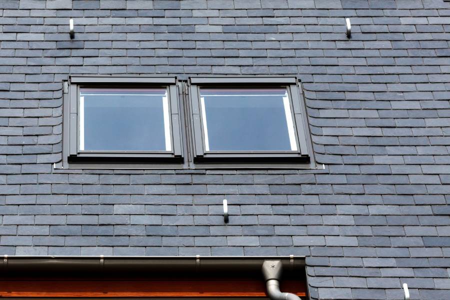 zwei Dachfenster an einem Steildach