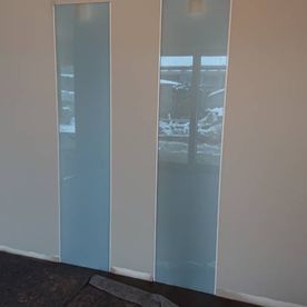 Glasflächen an einer Wand