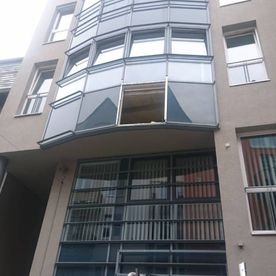 verschiedene Fenster an einem Gebäude